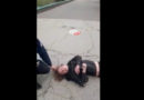 (18+) Жуткий скандал в центре: полицейский получил в лоб и оттаскал гражданина за волосы